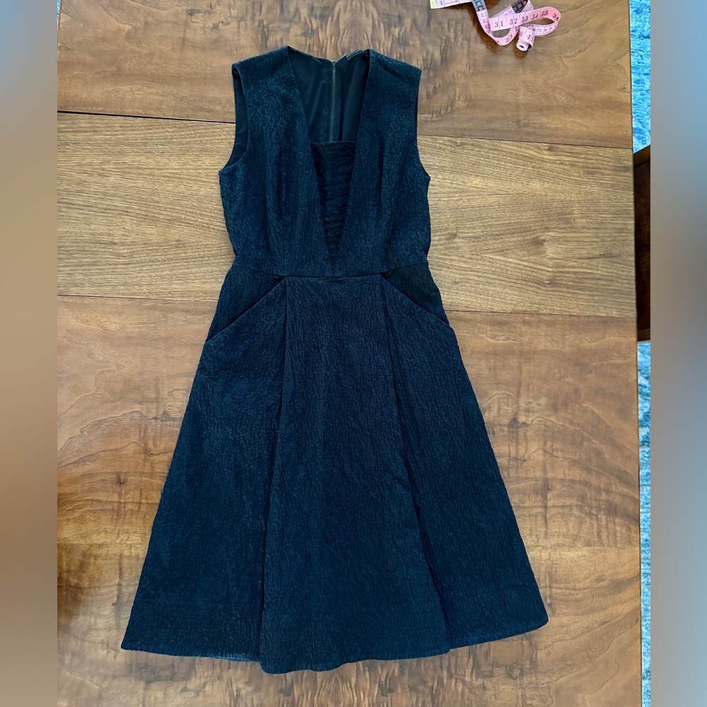 Fabulous Elie Tahari Sleeveless Dress With Pockets Beautiful Detail Back Zip